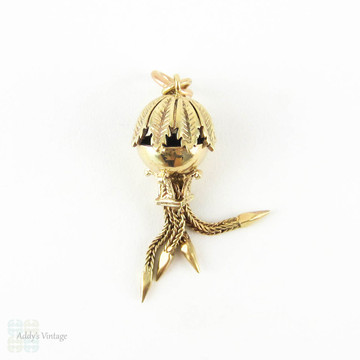 Antique Victorian 9ct Gold Bauble Pendant, Leaf Design Tassel Charm in Yellow Gold.  Circa 1890s - 1900.