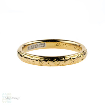 Vintage Engraved Yellow Gold Wedding Ring, Mid 20th Century Floral Engraving 18 Carat Gold Band. Circa 1950s, Size N.5 / 7.