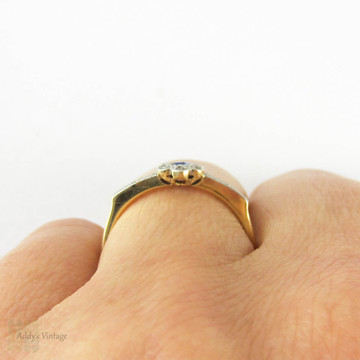 Vintage Sapphire & Diamond Flower Shape Engagement Ring, Art Deco Daisy Ring. Circa 1920s, 18ct & Plat.