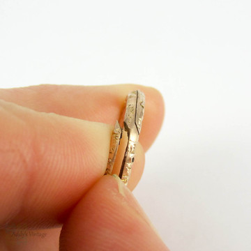 Antique 9 Carat Gold Split Ring. Engraved Floral Design 18.9 mm Split Ring for Charms, Fobs and Chains, Mid Victorian.