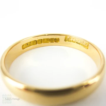 1950s 22 Carat Gold Wedding Ring. Traditional D Shape Profile Men's or Women's Gold Wedding Band in 22ct. Size R.5 / 9.