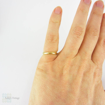 Art Deco 18ct Wedding Ring, 18 Carat Yellow Gold Simple Wedding Band for Women. Circa 1920s, Size I.5 / 4.75.