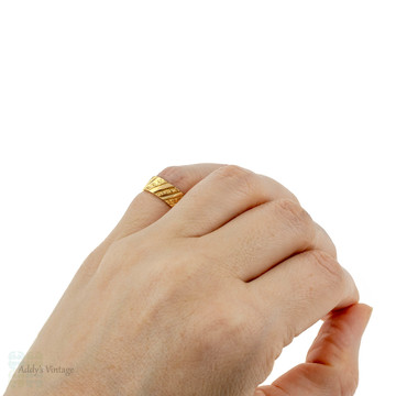 Antique Engraved 18ct Gold Ring, Wide 18k Victorian Band. Size H.5 / 4.25.