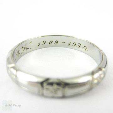 Art Deco Engraved Anniversary Ring, Floral & Ribbon Design Wedding Band. Circa 1930s, 18K White Gold. Size P.5 / 8.