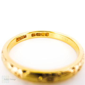 Mid Century 22ct Engraved Wedding Ring, Ladies Flower & Leaf Design Narrow Gold Band. Circa 1960s, Size O / 7.25.