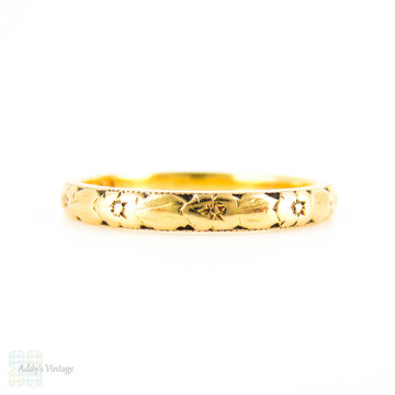 Mid Century 22ct Engraved Wedding Ring, Ladies Flower & Leaf Design Narrow Gold Band. Circa 1960s, Size O / 7.25.