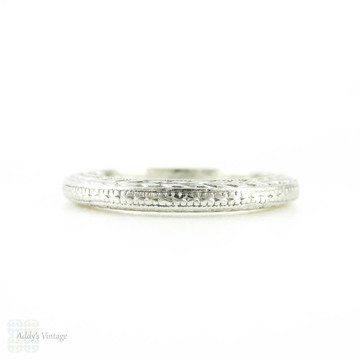 Art Deco Engraved Platinum Wedding Ring, Floral Design Wedding Band. Rare Small Size E.75 / 2.75, Circa 1920s.