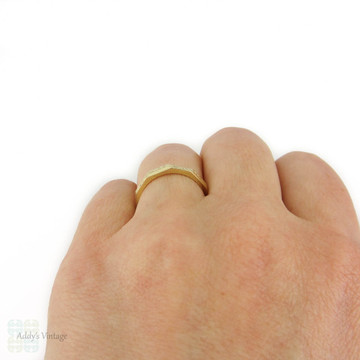 Mid Century Engraved Wedding Ring, 9 Carat Yellow Gold Faceted Band. Circa 1950s, Size M.5 / 6.5.