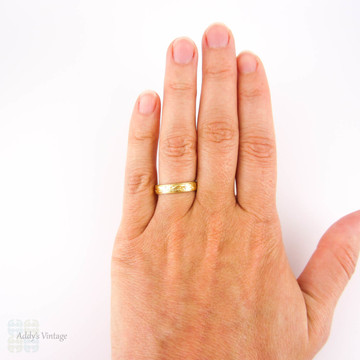 BALANCE Vintage 22k Gold Wedding Band, Ladies or Gentlemen's Engraved Wedding Ring. Circa 1970s, Size Q / 8.25.