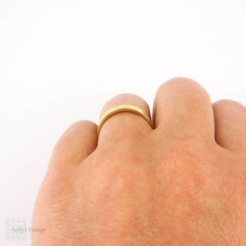 BALANCE Vintage 22k Gold Wedding Band, Ladies or Gentlemen's Engraved Wedding Ring. Circa 1970s, Size Q / 8.25.