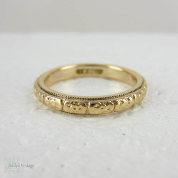 Antique Engraved 18 Carat Yellow Gold Wedding Ring. Wedding Band with Flower Blossom Pattern, Very Small Size.