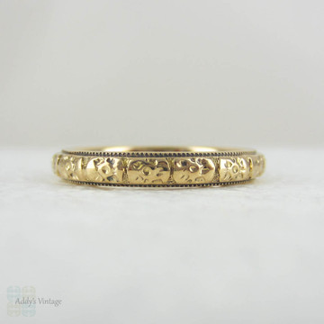 Antique Engraved 18 Carat Yellow Gold Wedding Ring. Wedding Band with Flower Blossom Pattern, Very Small Size.