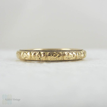 Antique Engraved 18 Carat Yellow Gold Wedding Ring. Wedding Band with Flower Blossom Pattern, Very Small Size.