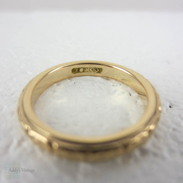 Antique Engraved 18 Carat Yellow Gold Wedding Ring. Wedding Band with Flower Blossom Pattern, Very Small Size.