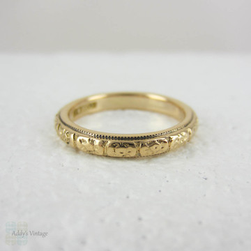 Antique Engraved 18 Carat Yellow Gold Wedding Ring. Wedding Band with Flower Blossom Pattern, Very Small Size.