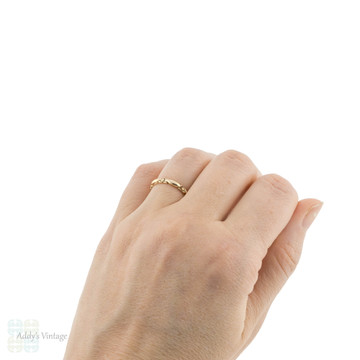 1940s Engraved 14k Yellow Gold Wedding Band by Lohengrin. Vintage Floral Ring, Size M / 6.25.