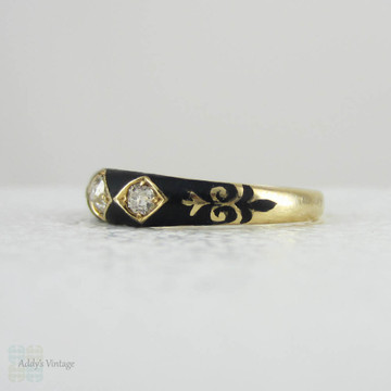 Vintage Mourning Ring, 1890s. Three Old Cut Diamonds Set in 18 Carat Yellow Gold with Black Enamel.