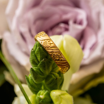 Victorian 22ct Gold Engraved Wedding Band, Antique Wide Flower Pattern 22k Ring. Size P / 7.75.