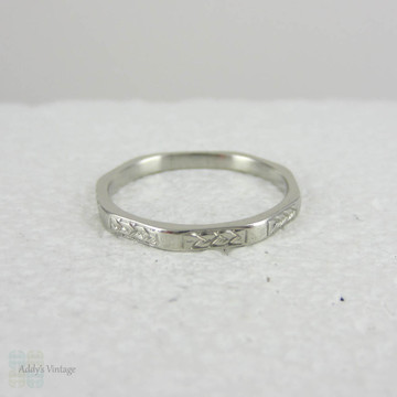 Vintage Platinum Engraved Wedding Ring. Narrow Art Deco Etched Faceted Wedding Band in Wheat Pattern, Circa 1940s.