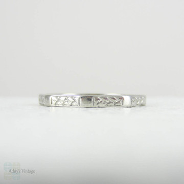 Vintage Platinum Engraved Wedding Ring. Narrow Art Deco Etched Faceted Wedding Band in Wheat Pattern, Circa 1940s.
