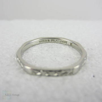 Vintage Platinum Engraved Wedding Ring. Narrow Art Deco Etched Faceted Wedding Band in Wheat Pattern, Circa 1940s.