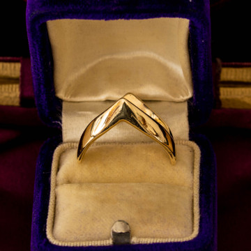 Chevron 9ct 9k Yellow Gold Band, Vintage 1970s Zig Zag Design Shaped Ladies Ring.