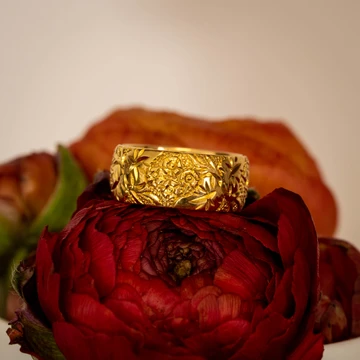 22ct Gold Wide Flower Engraved Ladies Wedding Ring, Vintage 1960s Band 8.8g.