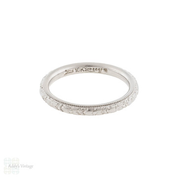 Engraved 18ct Art Deco Floral Engraved Wedding Ring by Lohengrin, Size H / 4.