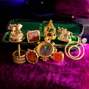 Antique 9ct Lion Fob, Gold Animal Fob Pendant with Carnelian Base.