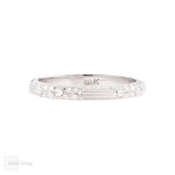 Art Deco Engraved 18ct Floral & Ribbon Design Wedding Ring, Size K.5 / 5.75.