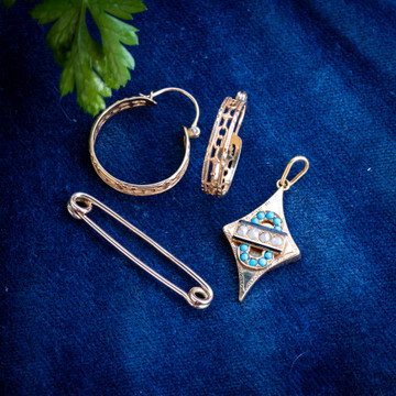 Vintage 10k Gold Hoop Earrings, Flower & Chain Design.