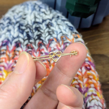 Antique Murrle Bennett 9ct Gold Heart Safety Pin Brooch.