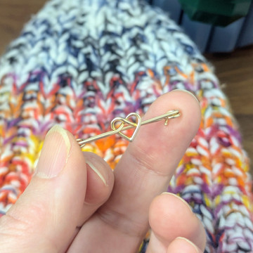 Antique Murrle Bennett 9ct Gold Heart Safety Pin Brooch.