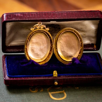 Antique Swallow Locket, Bird & Flower Engraved 9ct Gold Front & Back.