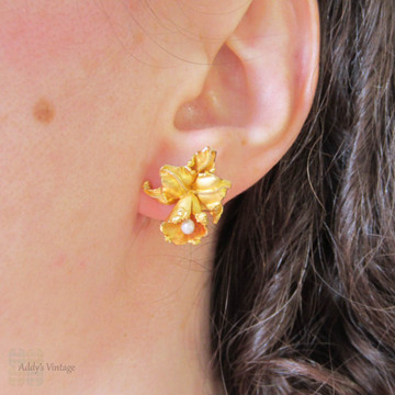 Mid Century Orchid Flower Earrings with Cultured Pearl Drops, Textured Floral Clip On Earrings in 18 Carat Yellow Gold, Circa 1950s.