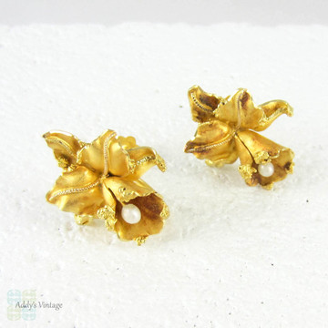 Mid Century Orchid Flower Earrings with Cultured Pearl Drops, Textured Floral Clip On Earrings in 18 Carat Yellow Gold, Circa 1950s.