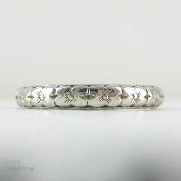 Antique Engraved Wedding Ring, Forget Me Not Flower Design, Floral Engraving in Two-Tone 18 Carat Gold, Circa 1910s.