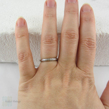 Antique Engraved Wedding Ring, Forget Me Not Flower Design, Floral Engraving in Two-Tone 18 Carat Gold, Circa 1910s.