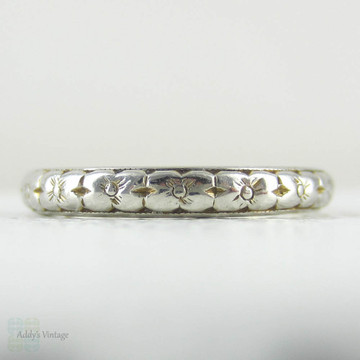 Antique Engraved Wedding Ring, Forget Me Not Flower Design, Floral Engraving in Two-Tone 18 Carat Gold, Circa 1910s.