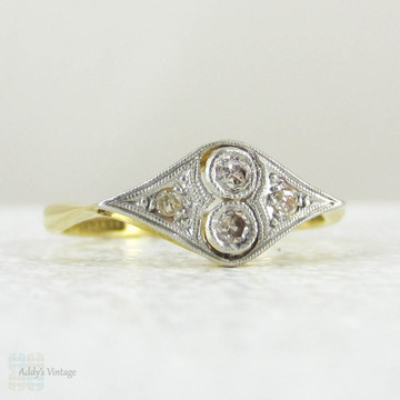 Beautiful Art Deco Diamond Engagement Ring, Geometric Shape Toi et Moi Style Vintage Diamond  Ring, Circa 1920s.