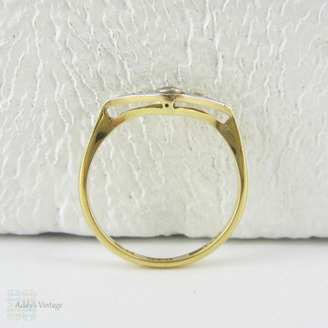 Beautiful Art Deco Diamond Engagement Ring, Geometric Shape Toi et Moi Style Vintage Diamond  Ring, Circa 1920s.