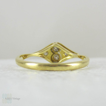 Beautiful Art Deco Diamond Engagement Ring, Geometric Shape Toi et Moi Style Vintage Diamond  Ring, Circa 1920s.