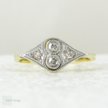 Beautiful Art Deco Diamond Engagement Ring, Geometric Shape Toi et Moi Style Vintage Diamond  Ring, Circa 1920s.