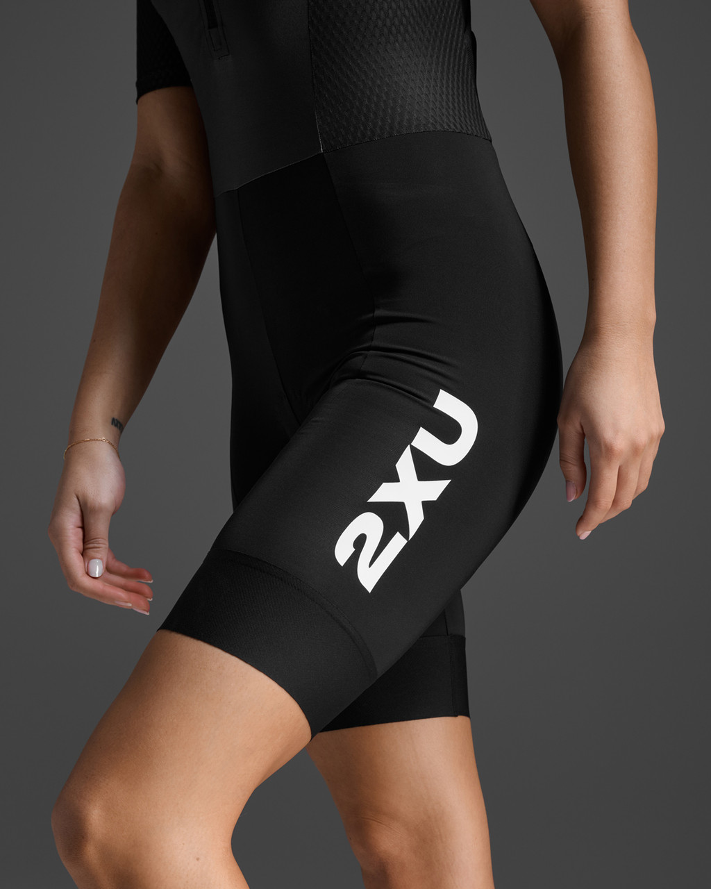 2XU Aero Hex Sleeved Trisuit - Black/White - MyTriathlon