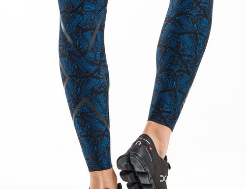 2XU - Women's Print Mid-Rise Compression Tights - Butterfly Effect Poseidon/Nero