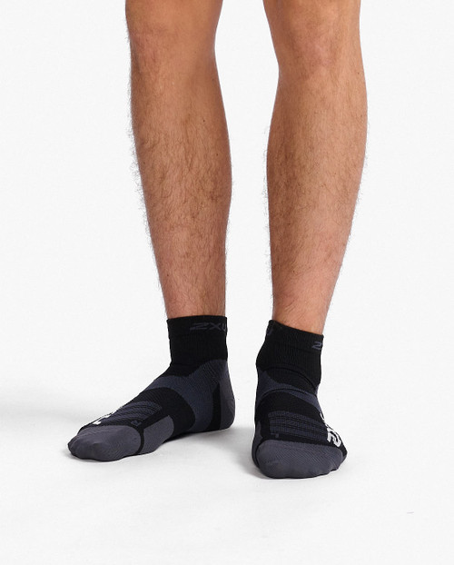2XU - Vectr Ultralight 1/4Crew Socks - Unisex - Black/Titanium - 2026