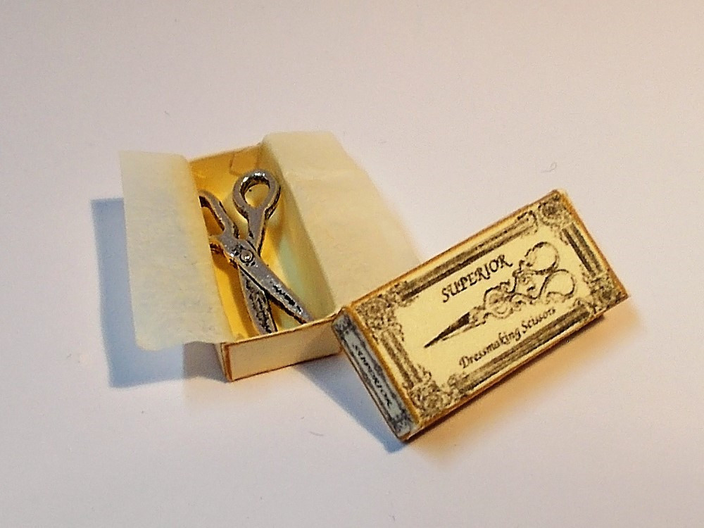 Vintage scissors with box - ZENA'S MINIATURES