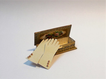 Victorian Glove Box with Gloves No1