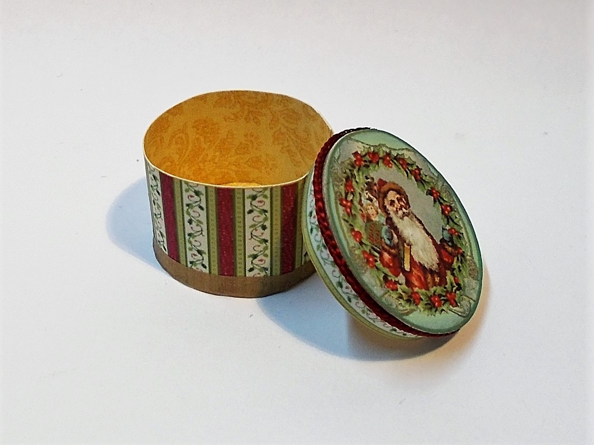 Christmas Hat Box (small) Vintage Santa design ZENA'S MINIATURES