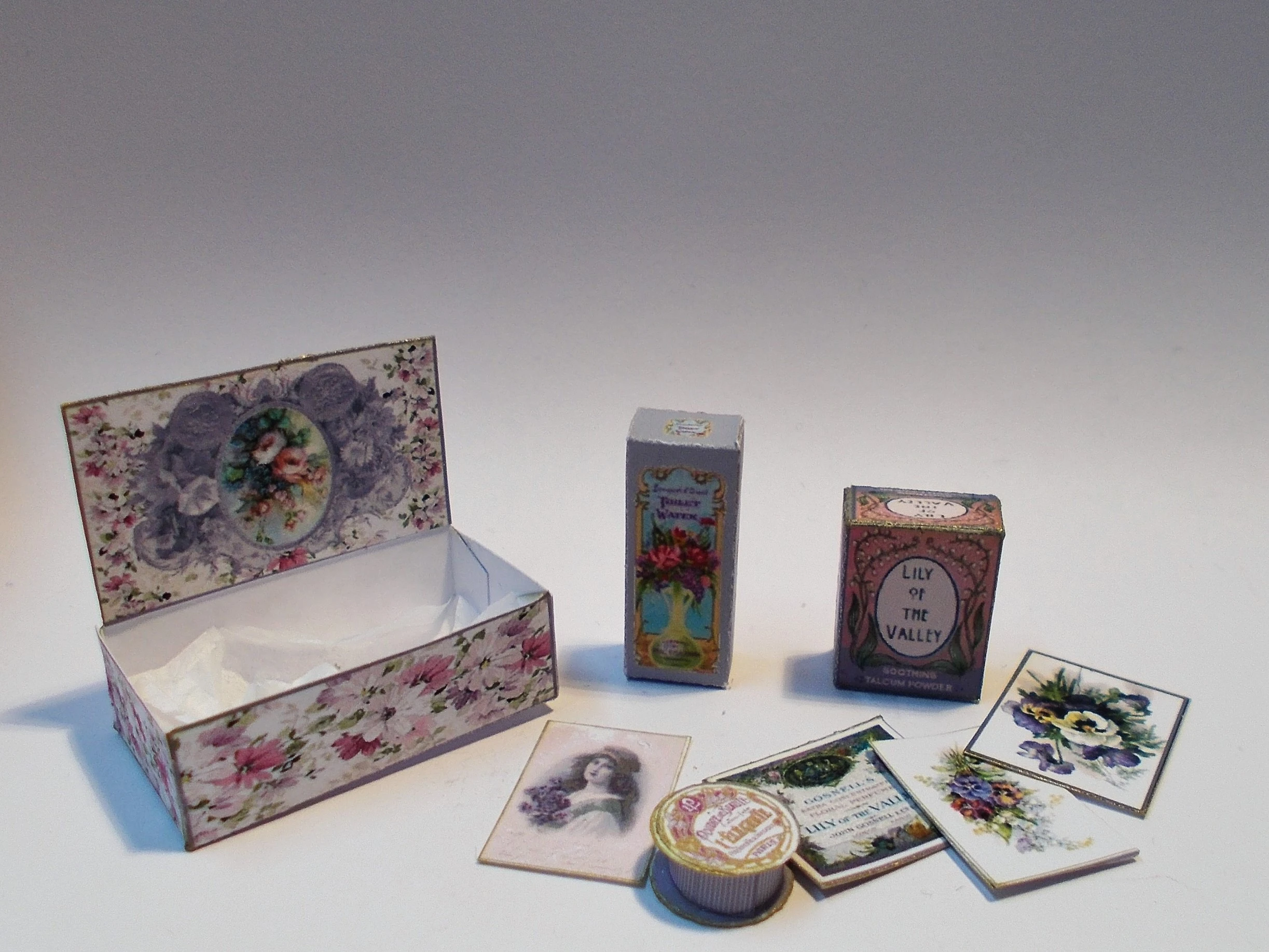 Kit - Lady Keepsake Box ,sachet,perfumes,photos & More - ZENA'S MINIATURES